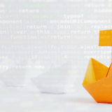 Barco de papel naranja sobre fondo con código, imagen conceptual sobre dato útil, talento y confianza en la mediación aseguradora